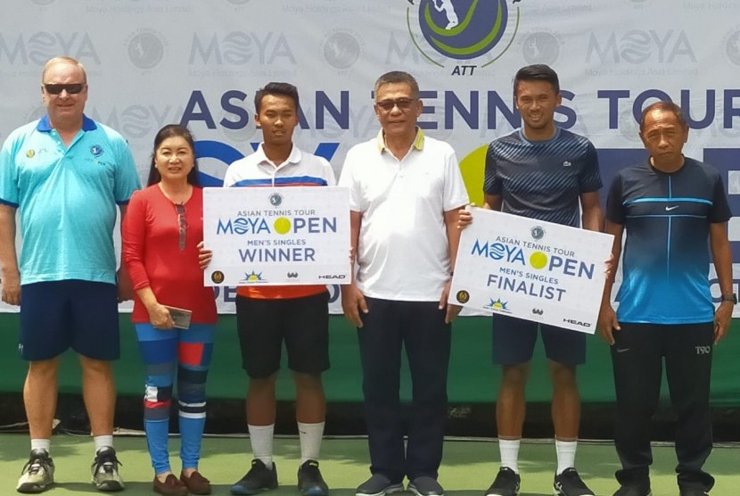 Juara tunggal putra Moya Open 2019 Althaf Dhaifullah (ketiga kiri) bersama para pengurus PP Pelti. 