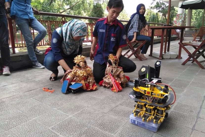 Juara Umum Kontes Robot Indonesia 2017 bosa menari Gending Sriwijaya, bersama para pemrogram dari IM GMRT Universitas Gadjah Mada, Kamis (20/7).