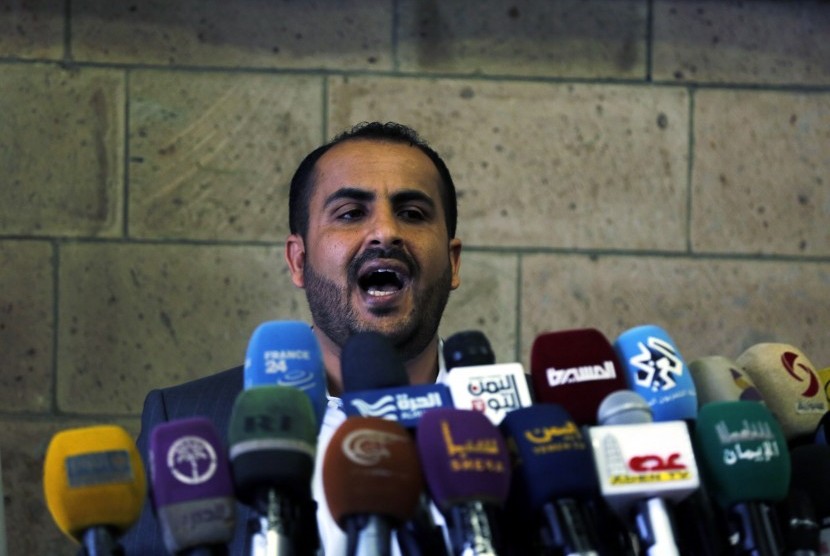Jubir Gerakan Houthi, Mohammed Abdul-Salam, menggelar jumpa pers di Sana’a, Yaman, Sabtu (12/12). 