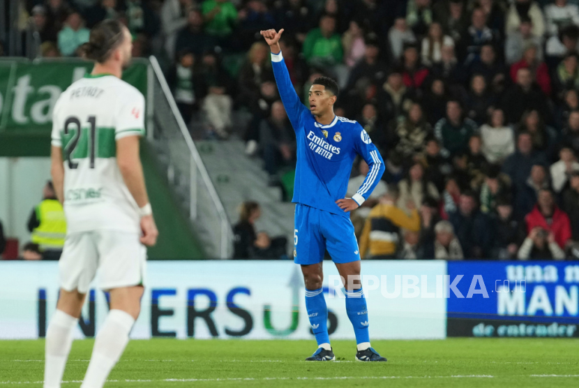 Jude Bellingham dari Real Madrid merayakan gol kedua timnya selama pertandingan sepak bola La Liga Spanyol melawan Elche di Estadio Manuel Martinez Valero, Elche, Senin (24/11/2025) dini hari WIB. Real Madrid ditahan imbang Elche 2-2.