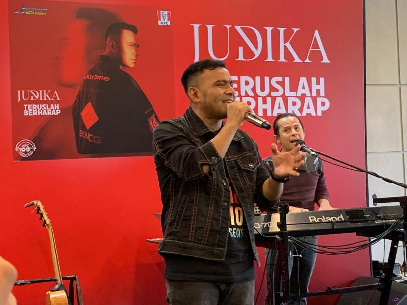 Judika merilis album terbarunya bertajuk Teruslah Berharap, di KFC Kemang, Jakarta Selatan, Senin (13/12). 