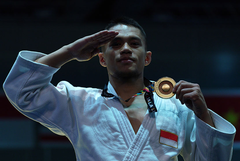 Judoka Indonesia Mochammad Syaiful Raharjo menunjukkan medali emas judo -66 Kg putra SEA Games XXIX Kuala Lumpur di KLCC, Kuala Lumpur, Malaysia, Sabtu (26/8). 