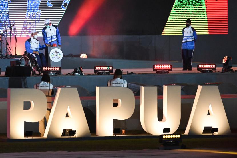 Judoka Papua Saul Nicodemus (kedua kiri) bersama atlet tenis meja Aceh Sofyan (kiri) menekan tombol untuk memadamkam api obor saat Upacara Penutupan Peparnas Papua di Stadion Mandala, Kota Jayapura, Papua, Sabtu (13/11/2021).