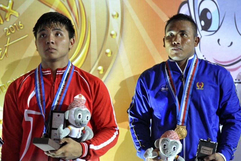 Judoka putra Jabar Horas Manurung (kanan) memperlihatkan medali bersama judoka putra DKI Jakarta Gregory Ignacito (kiri) saat penyerahan medali Judo Kelas Bebas Putra PON XIX Jabar di Arena Saparua Sport Park, Bandung, Minggu (18/9). 