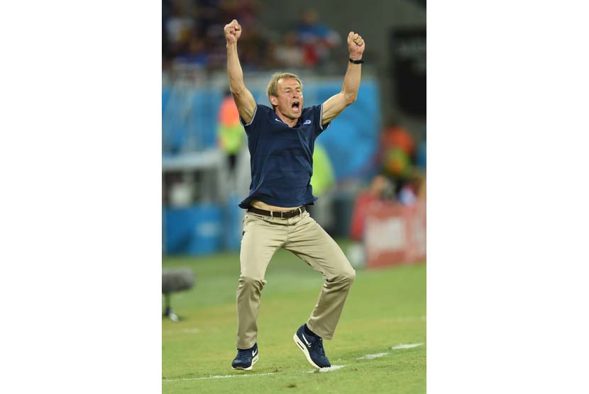 Juergen Klinsmann setelah tim AS mencetak gol kemenangan selama Piala Dunia FIFA 2014 grup G babak penyisihan pertandingan antara Ghana dan Amerika Serikat di Stadion Arena das Dunas Estadio di Natal, Brasil, 16 Juni 2014.