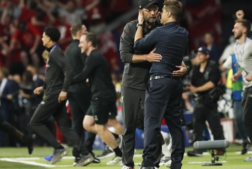 Juergen Klopp dan Mauricio Pochettino usai pertandingan Final Liga Champions