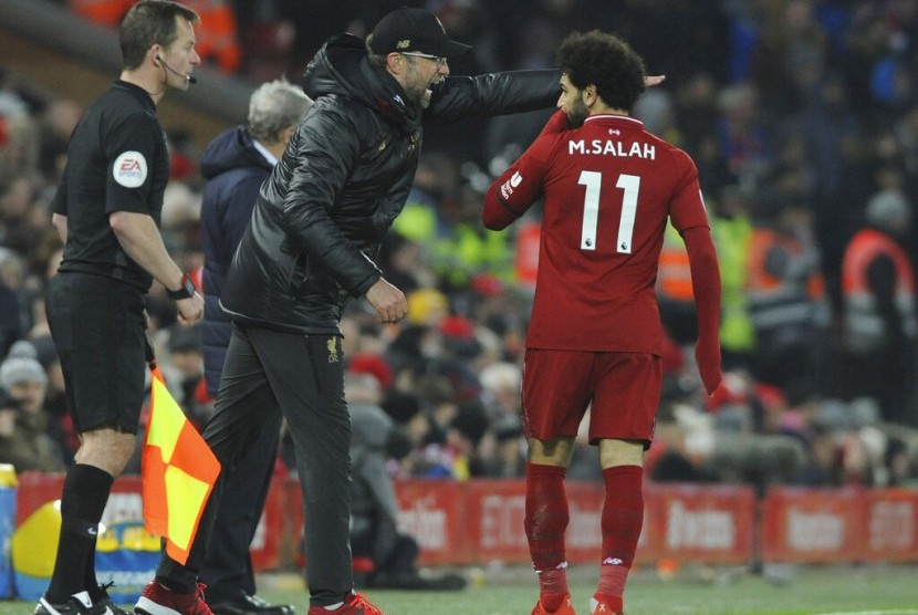 Juergen Klopp (tengah) memberikan instruksi kepada Mohamed Salah.