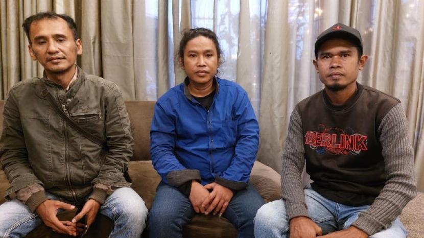 Juhara Abdul Rahman (tengah) korban pengeroyokan menuntut keadilan ke Polres Karawang 