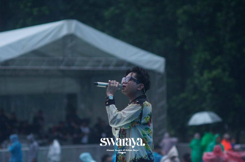 Juicy Luicy menghibur penonton festival musik Swaraya di Kebun Raya Bogor, Sabtu (25/6).
