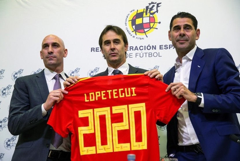 Julen Lopetegui (tengah) saat pengumuman perpanjangan kontrak menangani timnas Spanyol.