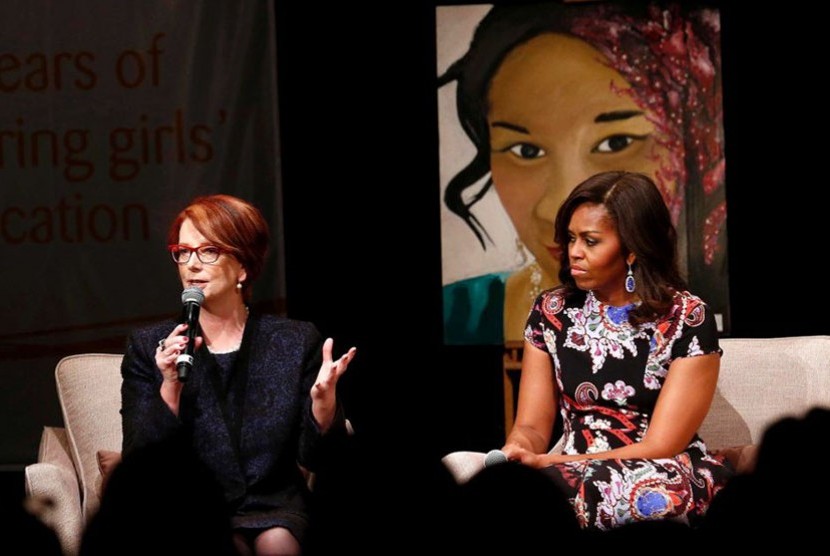 Julia Gillard dan Michelle Obama di Sekolah khusus perempuan Mulberry di London, Selasa (16/6).