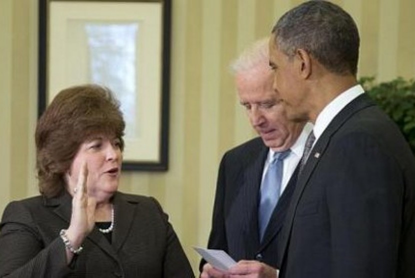 Julia Pierson (kiri) saat diambil sumpah jabatan oleh Wakil Presiden AS, Joe Biden disaksikan Presiden Barack Obama.