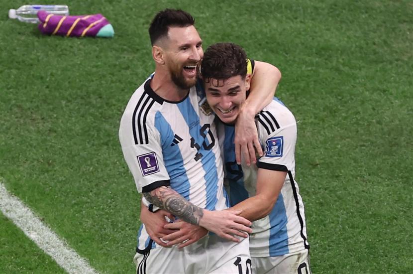  Julian Alvarez dan ionel Messi (kiri) sama-sama masih berpeluang meraih Sepatu Emas Piala Dunia 2022.
