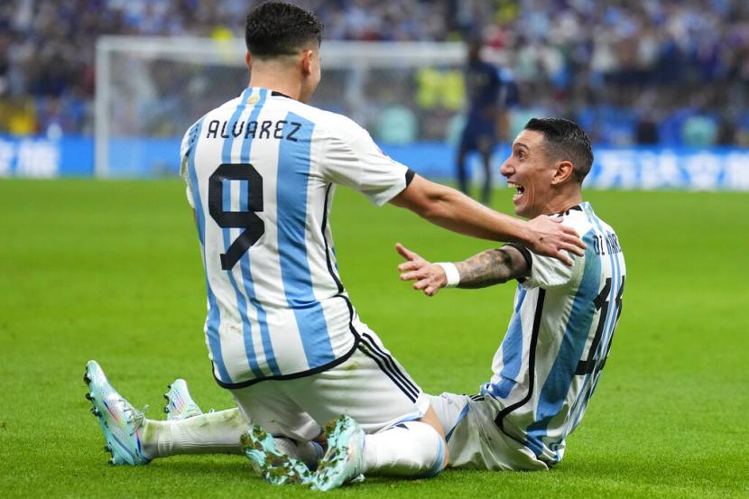 Julian Alvarez dari Argentina merangkul rekan setimnya Angel Di Maria yang mencetak gol kedua timnya selama pertandingan sepak bola final Piala Dunia antara Argentina dan Prancis di Stadion Lusail di Lusail, Qatar, Ahad (18/12/2022).