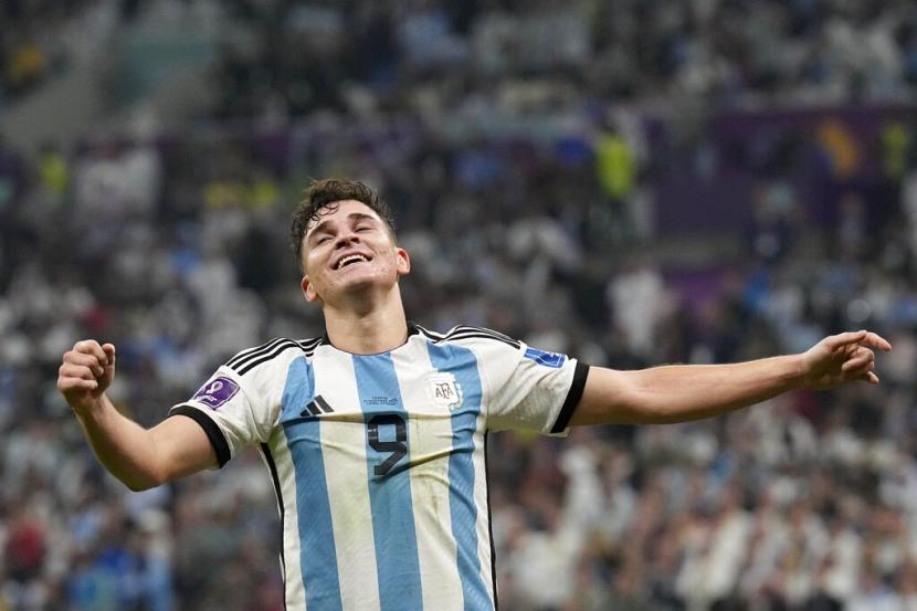  Julian Alvarez dari Argentina merayakan setelah mencetak gol kedua timnya selama pertandingan sepak bola semifinal Piala Dunia antara Argentina dan Kroasia di Stadion Lusail di Lusail, Qatar, Rabu (14/12) dini hari WIB. 