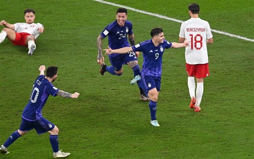 Julian Alvarez (kedua kanan) dari Argentina berselebrasi setelah mencetak gol kedua timnya dalam pertandingan sepak bola Grup C Piala Dunia 2022 antara Polandia dan Argentina di Stadion 947 di Doha, Kamis (1/12/2022) dini hari WIB. 
