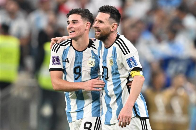 Dua ujung tombak timnas Argentina di Piala Dunia 2022 Qatar, Julian Alvarez (kiri) dan Lionel Messi.