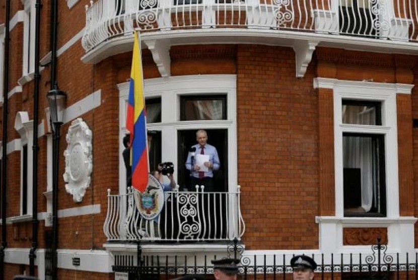 Julian Assange saat berpidato di depan balkon Kedutaan Besar Ekuador di London