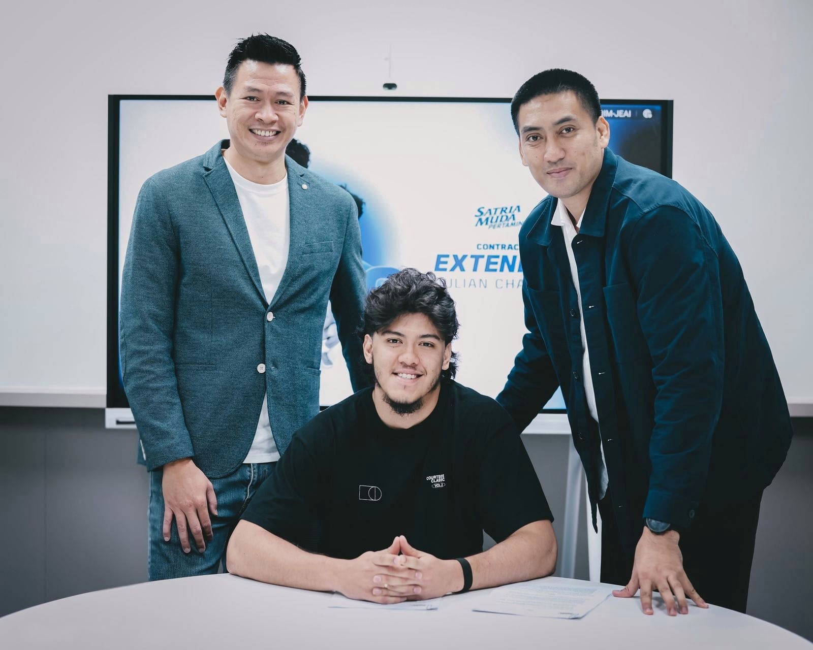 Julian Chalias (tengah) bersama Managing Director Satria Muda Pertamina Bandung Christian Ronaldo Sitepu (kanan) dan Sports Director Satria Muda Bandung Youbel Sondakh.