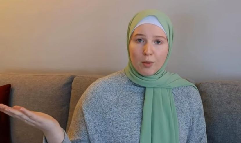  Julianne Froyseth. Mualaf Julianne Froyseth masuk Islam setelah lama belajar agama ini 