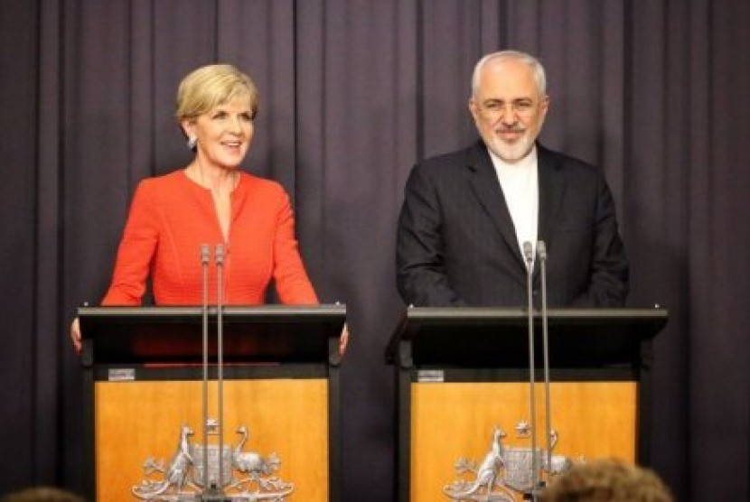 Julie Bishop berusaha memastikan nasib pencari suaka yang ditolak, dengan Menlu Iran Javad Zarif. 