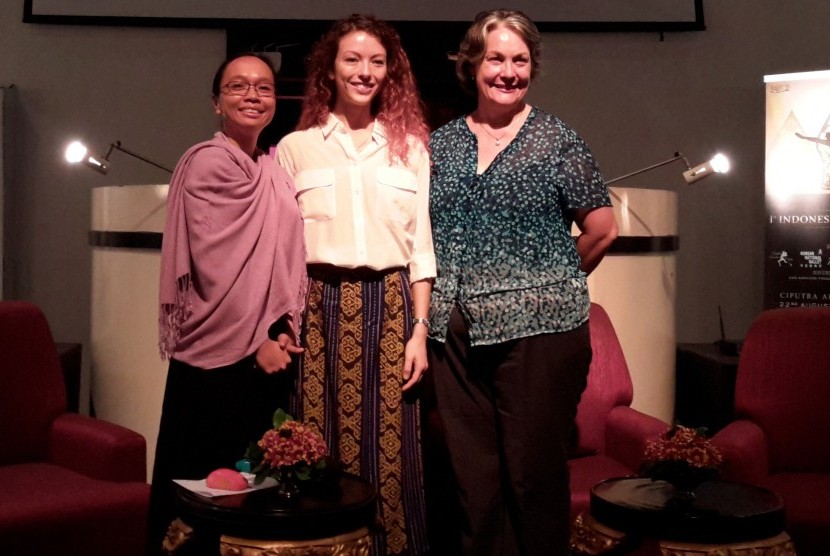 Juliet (tengah) dalam konferensi pers '1st Indonesian Ballet Gala' bersama dengan Meutia Chaerani dari Ballet ID (kiri) dan Alison Purnell dari Kedutaan Besar Australia. 