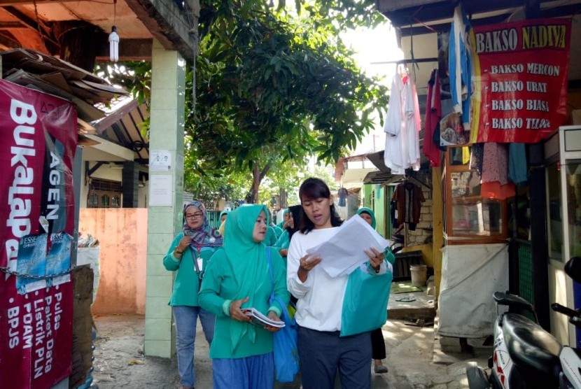 Jumanti, Nur Djanah (kiri) sedang rutin memeriksa rumah warga untuk mendeteksi jentik nyamuk di Kebagusan, Pasar Minggu, Jakarta Selatan.