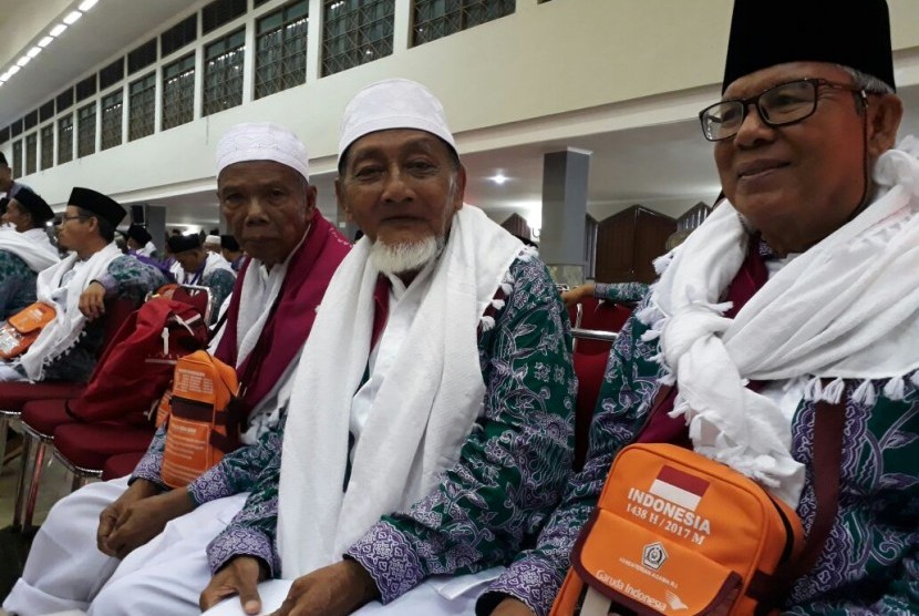 Jumari (tengah), warga Pamulang, Tengerang Selatan, menunaikan ibadah haji tanpa mengeluarkan uang