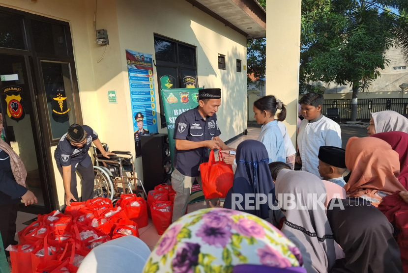 Jumat Berkah, Sidokkes Polres Indramayu Hadirkan Kebahagiaan Bagi Anak-anak Yatim