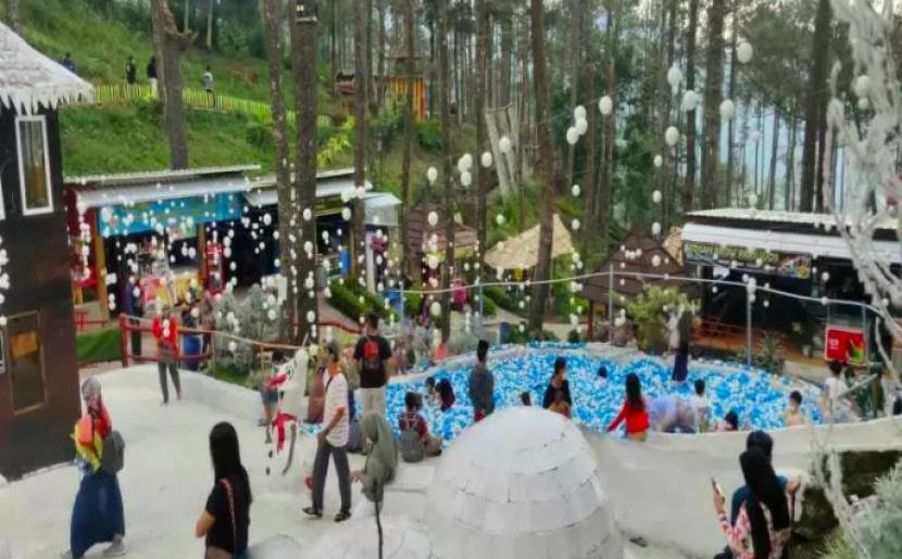 Jumlah pengunjung di objek wisata alam The Lawu Park di Desa Gondosuli Tawangmangu, Kabupaten Karanganyar, Jawa Tengah.