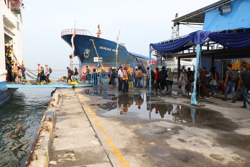 Jumlah penumpang di Pelabuhan Tanjung Emas maupun Kendal naik 15,36 persen selama masa nataru 2019/2020. 