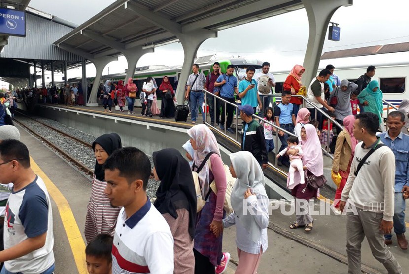 Penumpang yang memanfaatkan KA Bandara Minangkabau Ekspres 