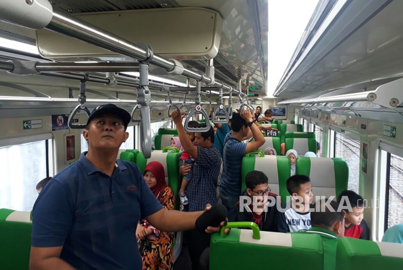 Jumlah penumpang yang memanfaatkan KA Minangkabau Ekspres meningkat hingga 1.200 persen selama libur Lebaran ini, dibanding hari biasa. Uniknya sebagian penumpang kereta bandara bukanlah penumpang pesawat, namun warga yang hanya ingin menjajal KA Minangkabau Ekspress yang baru diresmikan Presiden Mei 2018.