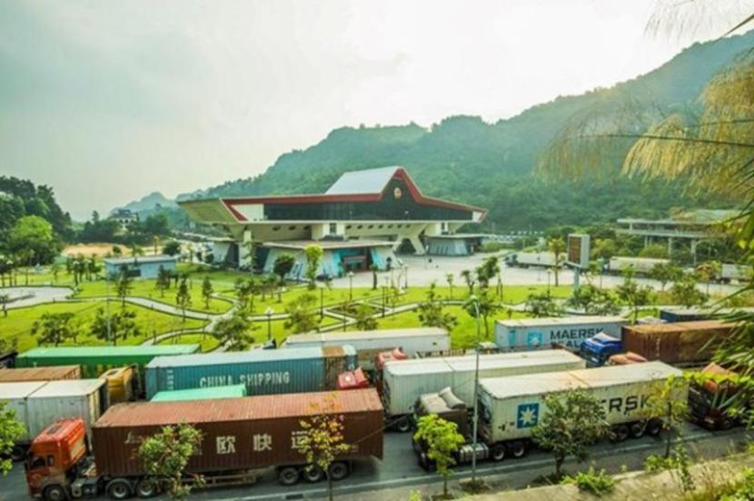 Jumlah truk yang mengangkut barang melalui enam gerbang perbatasan darat di provinsi pegunungan utara Lang Song meningkat hampir 300 jika dibandingkan pada Desember 2023.
