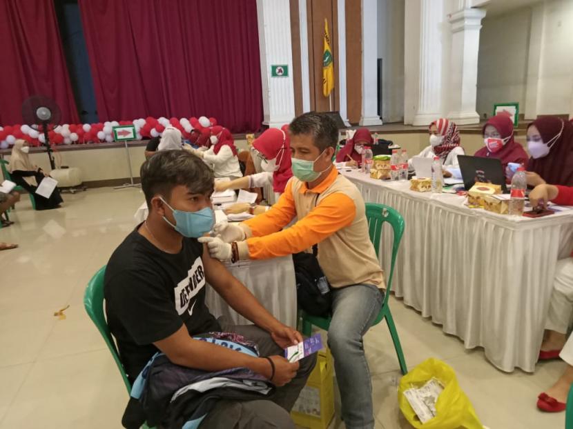 Jumlah warga Kota yang telah divaksinasi Covid-19 di Kota Sukabumi terus naik. Dari data yang ada hingga 22 Agustus 2021 menyebutkan jumlah warga yang vaksinasi dosis kesatu sebanyak 107.113 orang atau 39,7 persen.