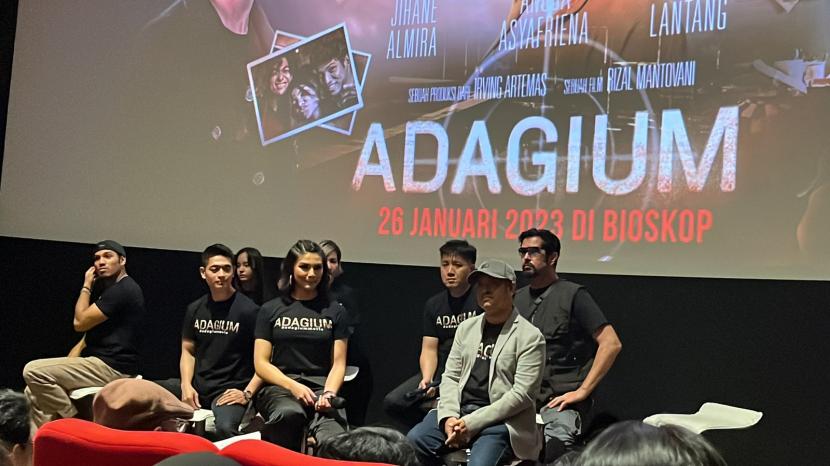 Jumpa pers acara perilisan trailer dan poster film karya sutradara Rizal Mantovani, Adagium di Metropole XXI, Jakarta Pusat, Rabu (14/12). 