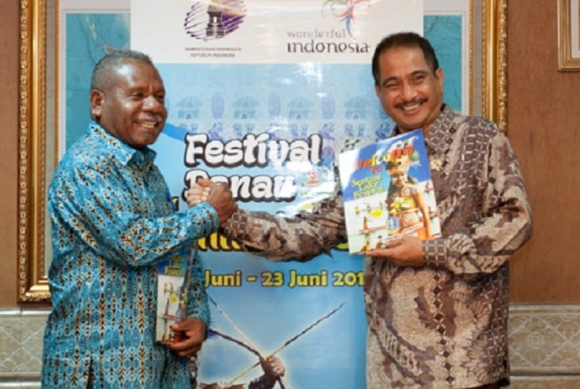 Jumpa pers Festival Danau Sentani. Bupati Jayapura dan Menteri Pariwisata Arief Yahya