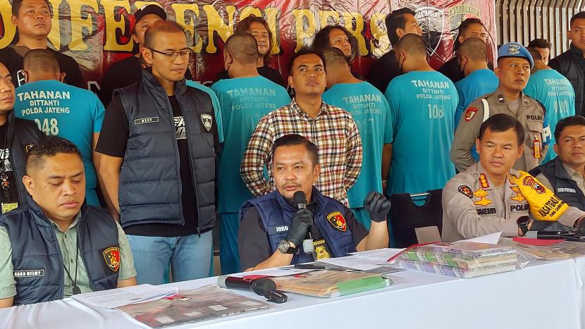  Jumpa pers pengungkapan dugaan perbuatan melawan hukum oleh delapan debt collector (DC), di lobi Mako Ditreskrimum Polda Jawa Tengah.