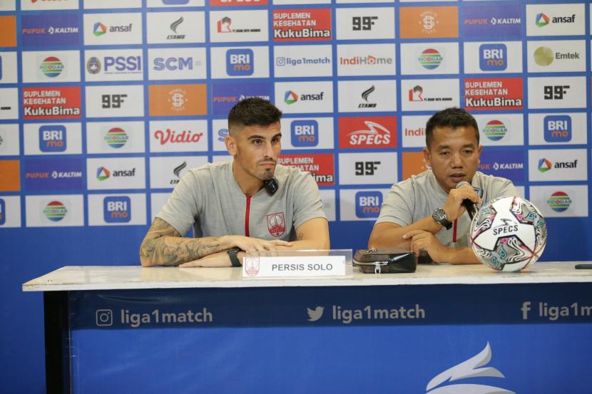 Jumpa pers Persis Solo, Fernando Rodriguez (kiri) dan pelatih sementara Rasiman (kanan).
