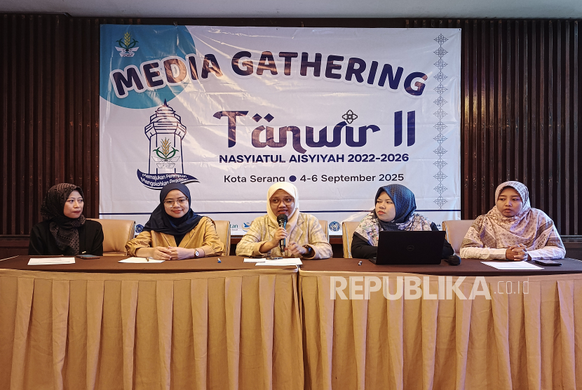 Jumpa pers Pimpinan Pusat Nasyiatul Aisyiyah dalam rangka penyelenggaraan Tanwir II di Serang, Banten, pada Rabu (3/9/2025). Dari kiri ke kanan: Tsani Isna (koordinator media center), Unaimah Sanaya (Ketua Pimpinan Wilayah Nasyiatul Aisyiyah Provinsi Banten), Windarti (Ketua Stering Comittee Tanwir II Nasyiatul Aisyiyah), Fatihah (Ketua OC Tanwir II Nasyiatul Aisyiyah), dan Fini Nuriska (Ketua Panitia Lokal PWNA Banten). Tanwir II Nasyiatul Aisyiyah akan digelar di Serang, pada 4-6 September 2025.