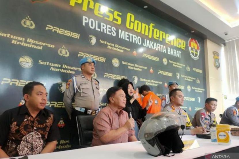  Jumpa pers pengungkapan pelaku pengeroyokan dalam penangkapan asisten Saipul Jamil terkait kasus narkoba di Polres Metro Jakarta Barat, Jumat (12/1/2024). 