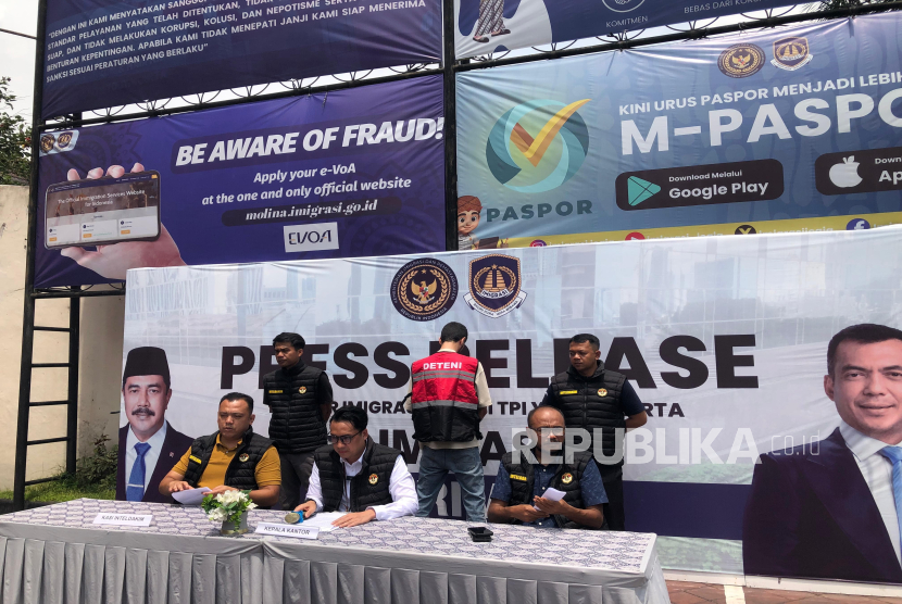 Jumpa pers terkait tindak pidana pelanggaran imigrasi dua warga Yordania di Kantor Imigrasi Kelas 1 TPI Yogyakarta, Jumat (3/10/2025).