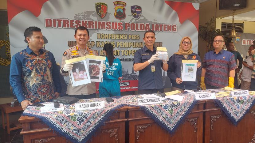  Jumpa pers ungkap kasus penipuan online dan kredit topengan, di kantor Ditreskrimsus Polda Jawa Tengah, Banyumanik, Kota Semarang, Kamis (7/9).