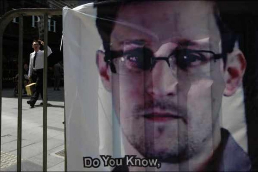 June 21, 2013 file photo, a banner supporting Edward Snowden, a former CIA employee who leaked top-secret documents about sweeping US surveillance programs, is displayed at Central, Hong Kong's business district. (Illustrati)
