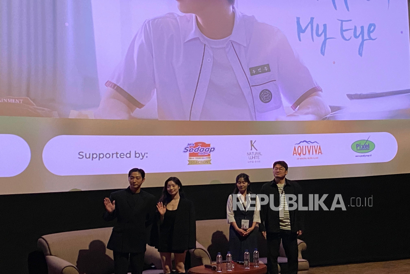 Jung Jinyoung, Kim Dahyun, serta sutradara dan produser film 