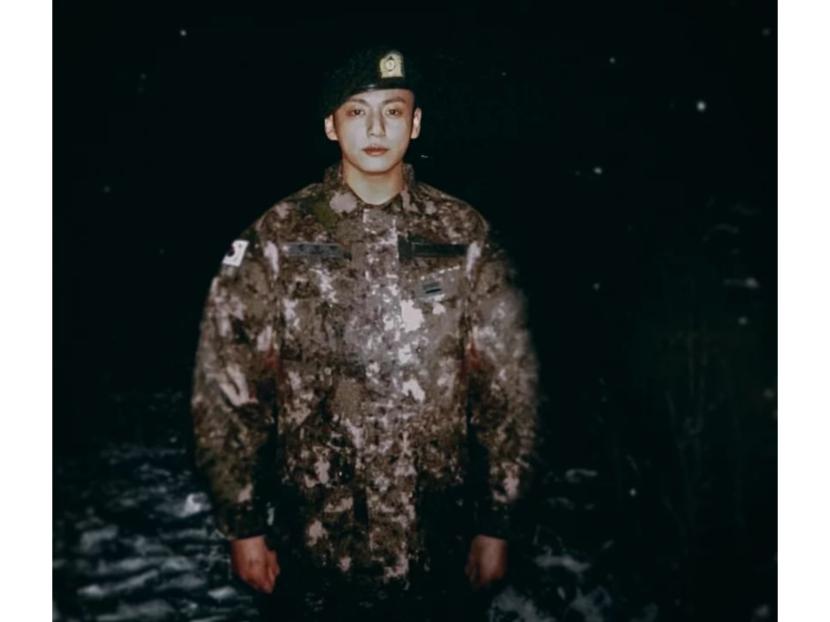 Jungkook BTS mengenakan seragam militer. Buku harian Jungkook selama wamil diduga dibocorkan seniornya.