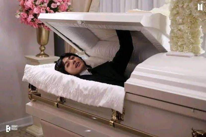 Jungkook BTS saat beradegan di peti mati di lagu Seven. Merek peti mati yang dipakai Jungkook ini dikabarkan ludes terjual. 