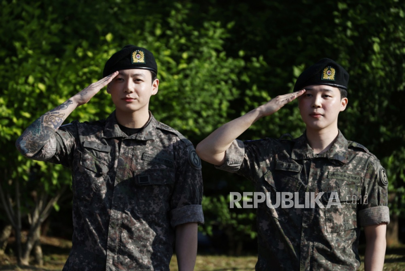Jungkook (kiri) dan Jimin BTS (kanan). Menurut media lokal Korea Selatan, seorang wanita dilaporkan ke pihak kepolisian setempat karena berusaha masuk ke rumah Jungkook BTS setelah dirinya pulang wamil.