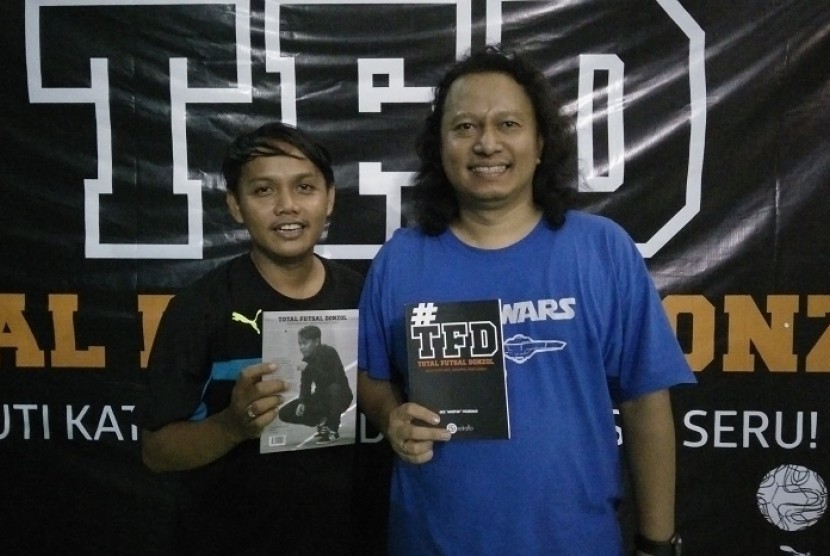 Junika Rachmat Ramadhan (Donzol) kiri dan penulis buku Eko 'Wustuk' Prabowo (kanan) dalam peluncuran buku Total Futsal Donzol