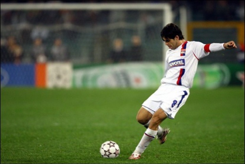 Juninho Pernambucano saat masih berseragam Lyon.